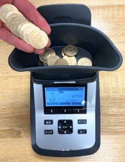 硬貨を少しずつコインカップ内に流し入れるようにして計数します。